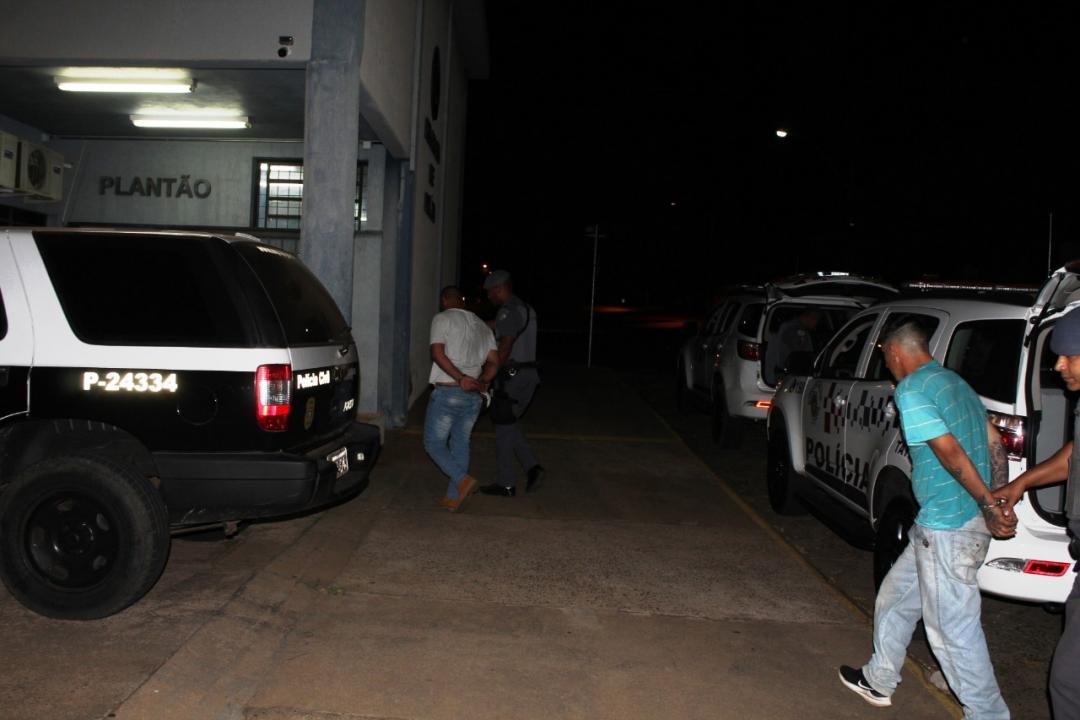 Foto 6 de 6 — Trio armado é preso após roubar caminhonete; no veículo havia malote com R$ 60 mil